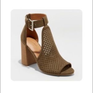 NWOT - Universal Thread Sandals